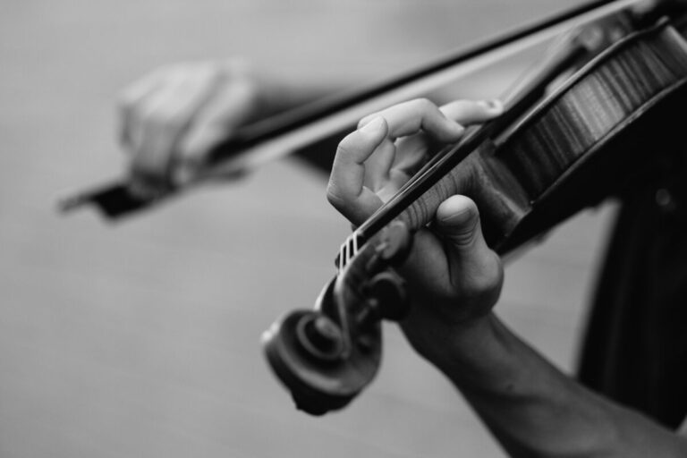 How to learn to play the violin from scratch?